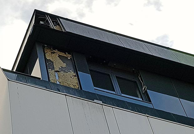 Plošče na pročelju so poškodovane ali so odstopile. Foto: Nataša Hlaj