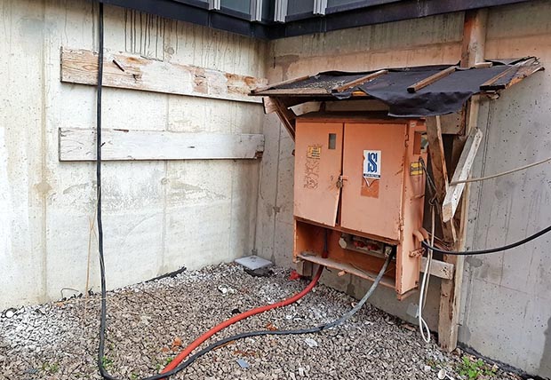 Prek te zanikrne gradbiščne omarice se celotni Zeleni park 2 napaja z elektriko in vodo. Foto: Nataša Hlaj