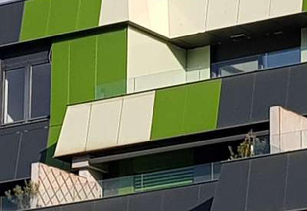 V enem od stanovanj v Zelenem parku 2 vsak dan gori luč, saj v njem živi gospa, ki je zanj plačala celotno kupnino, zdaj pa ji grozi deložacija. Foto: Nataša Hlaj