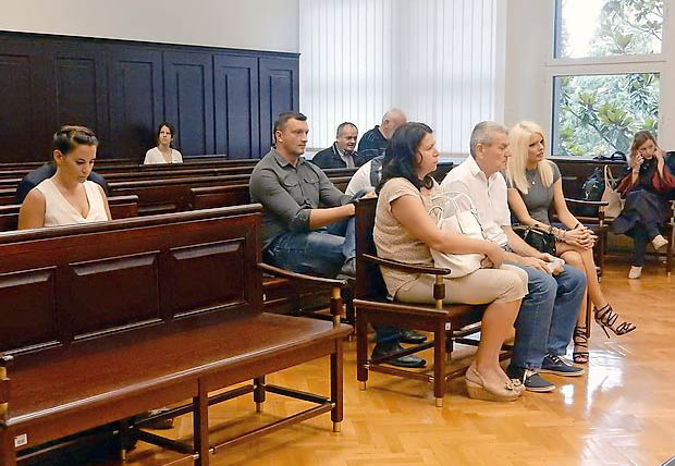 Na novogoriškem okrožnem sodišču so včeraj popoldne izrekli sodbo zoper 12 obtoženih iz slovenske Istre (Radenko in Radenka Vasić v ospredju, zadaj z leve Zoran Vardić, Keram Idrizoski, Goran Vasić in Vesna Grubač). Foto: Leo Caharija